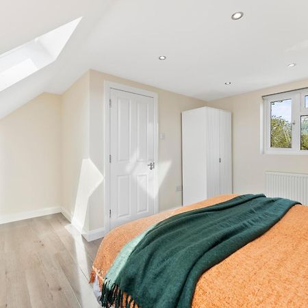 Stylish Wembley Gem - Parking -Sleeps 14 Лондон Экстерьер фото