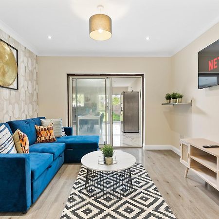 Stylish Wembley Gem - Parking -Sleeps 14 Лондон Экстерьер фото