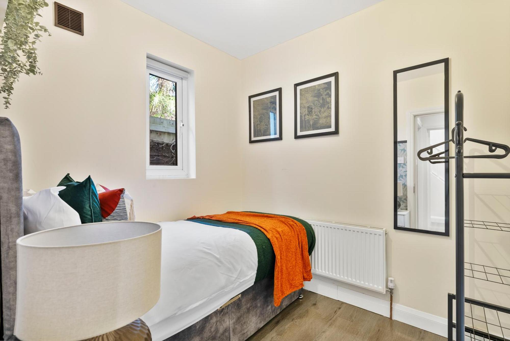 Stylish Wembley Gem - Parking -Sleeps 14 Лондон Экстерьер фото