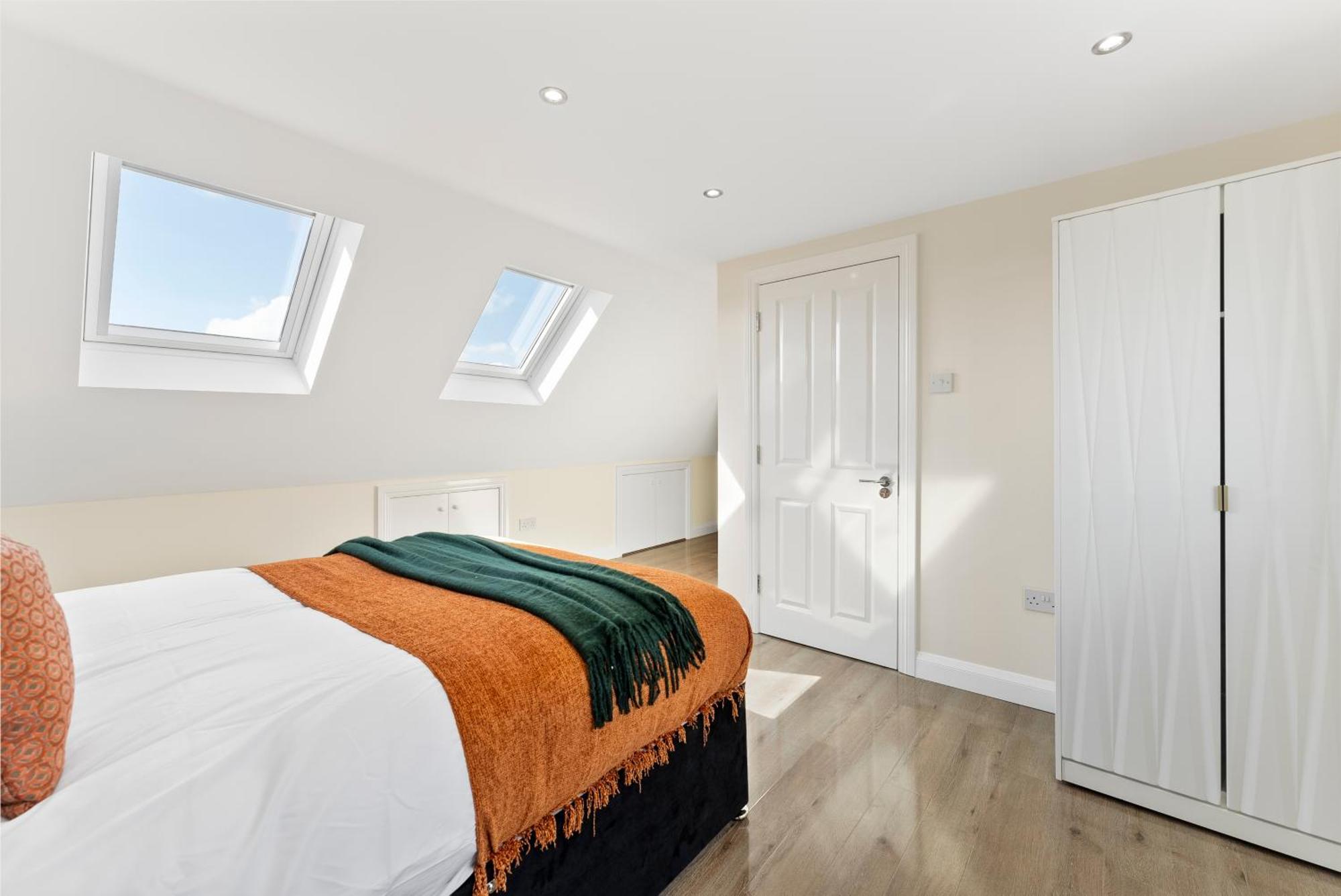 Stylish Wembley Gem - Parking -Sleeps 14 Лондон Экстерьер фото