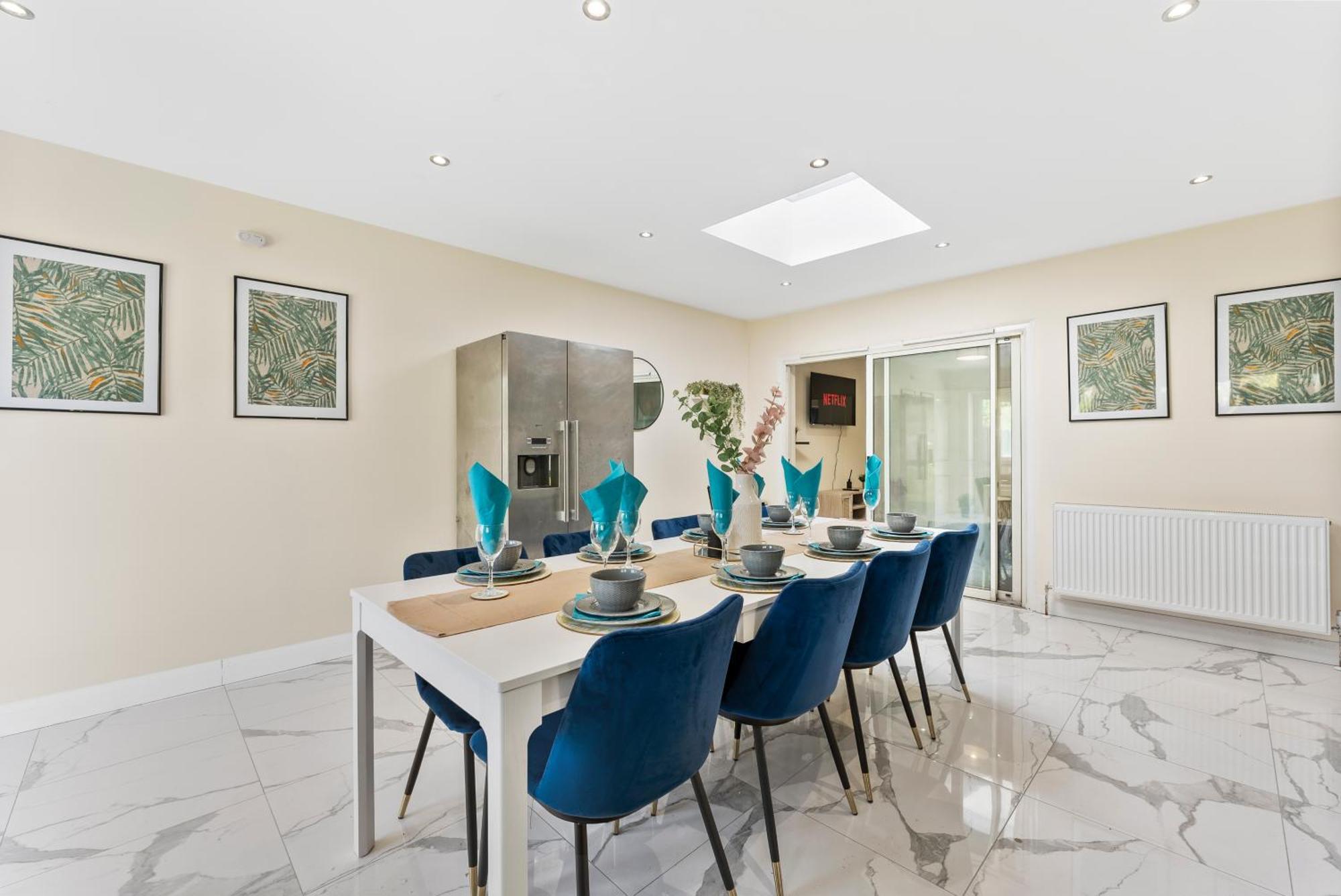 Stylish Wembley Gem - Parking -Sleeps 14 Лондон Экстерьер фото