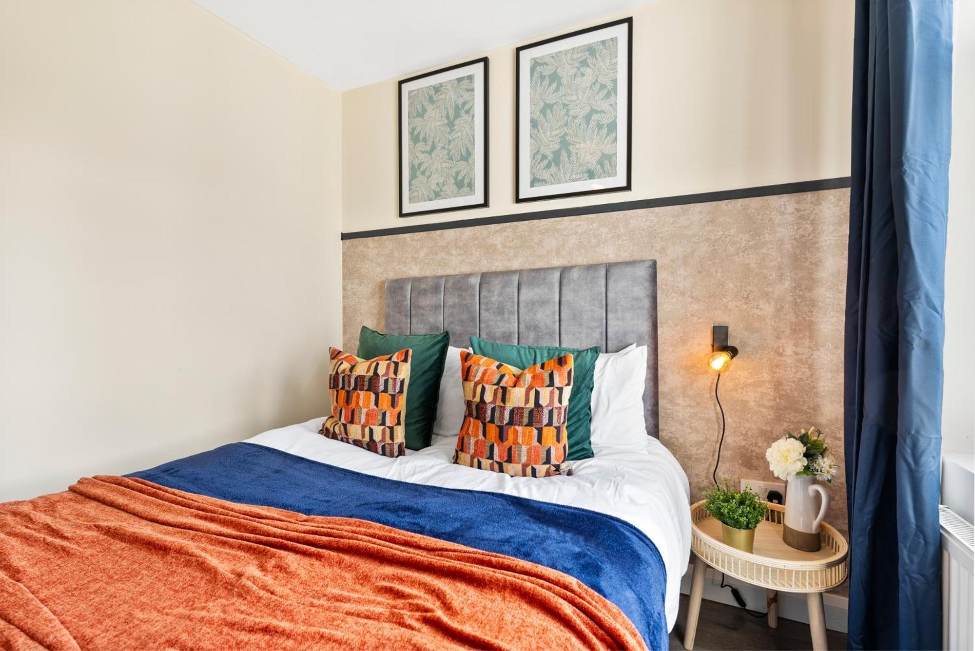 Stylish Wembley Gem - Parking -Sleeps 14 Лондон Экстерьер фото