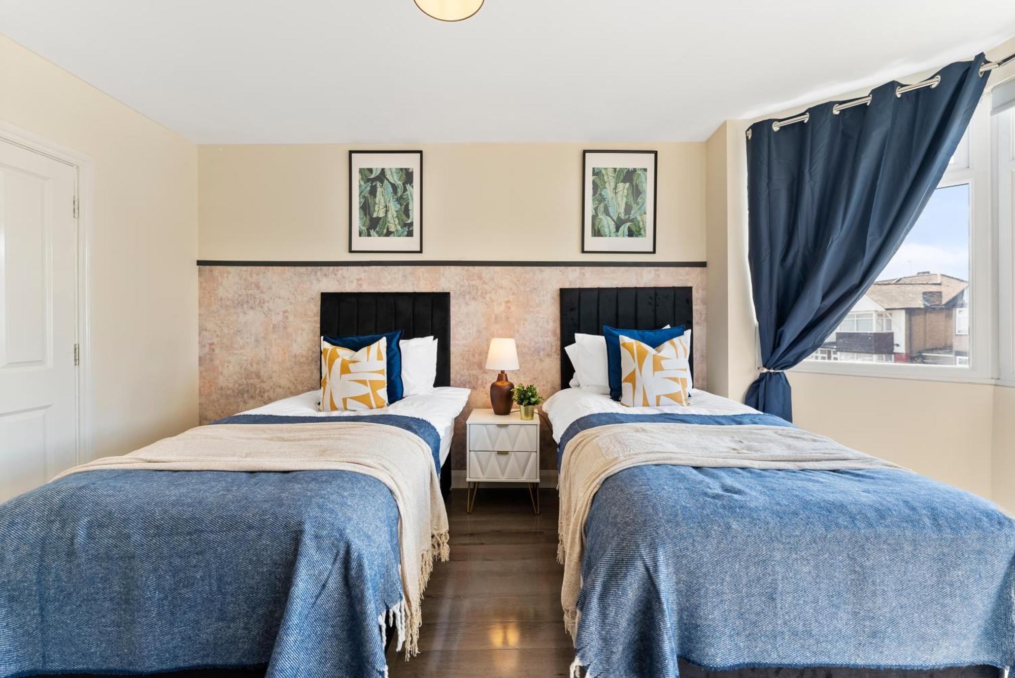 Stylish Wembley Gem - Parking -Sleeps 14 Лондон Экстерьер фото