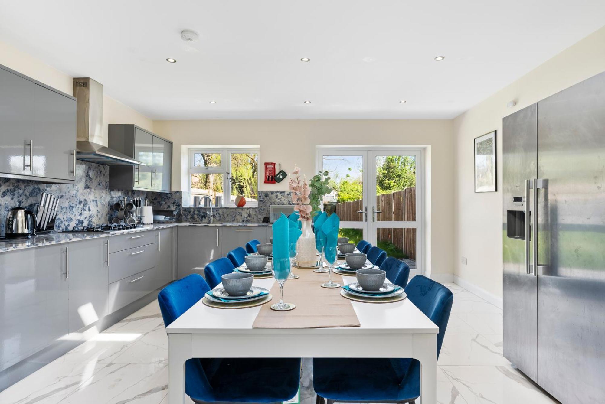 Stylish Wembley Gem - Parking -Sleeps 14 Лондон Экстерьер фото