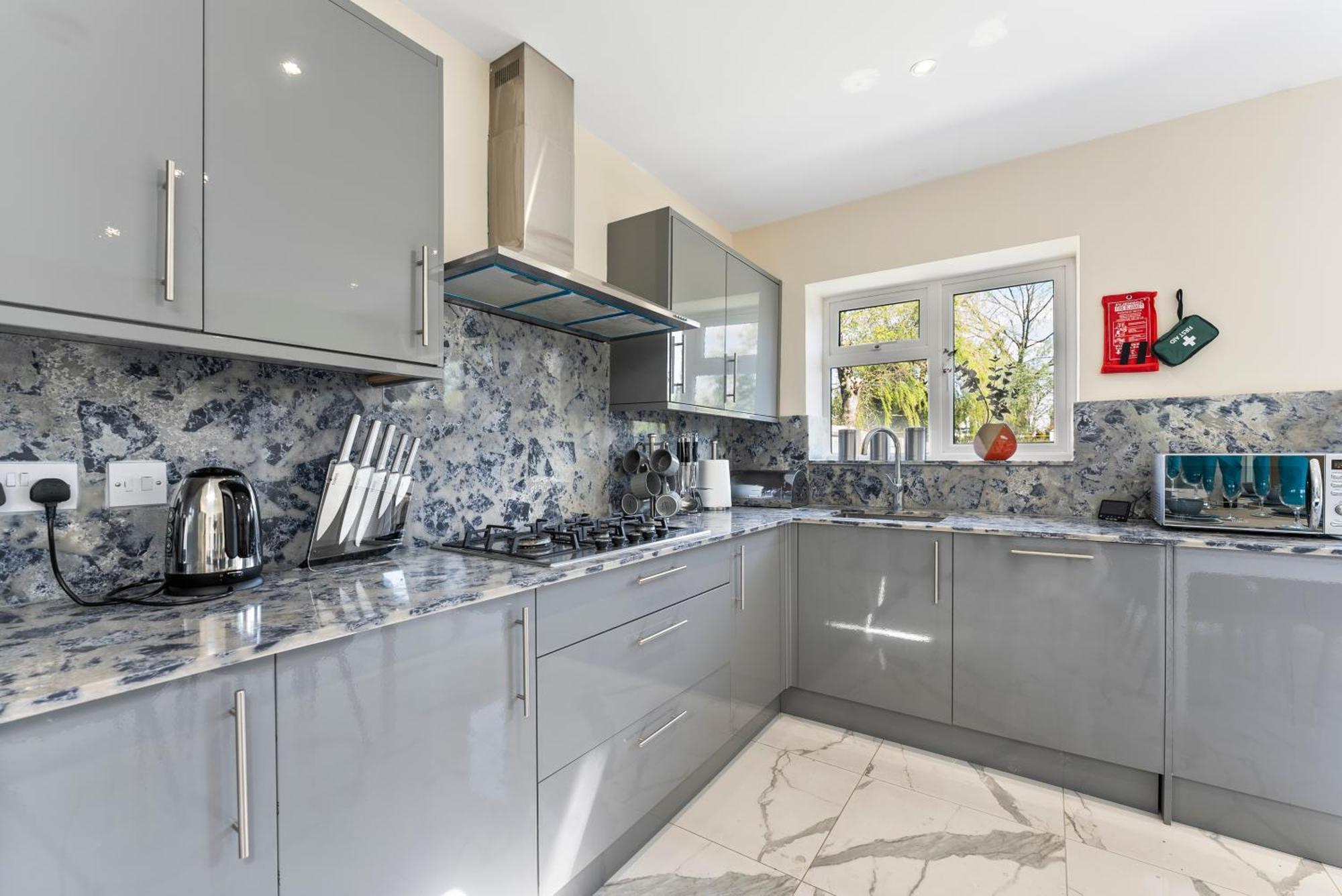 Stylish Wembley Gem - Parking -Sleeps 14 Лондон Экстерьер фото