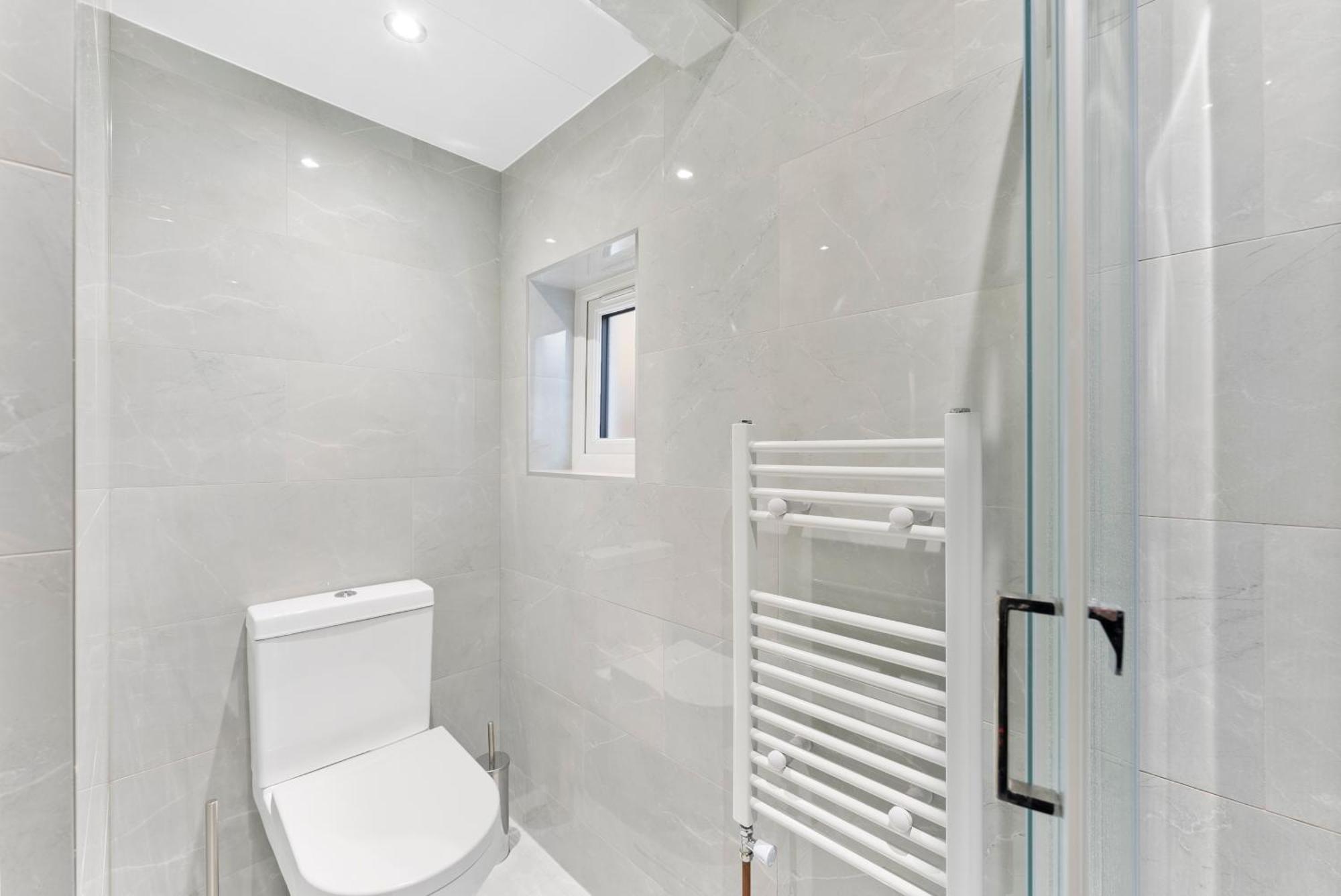 Stylish Wembley Gem - Parking -Sleeps 14 Лондон Экстерьер фото