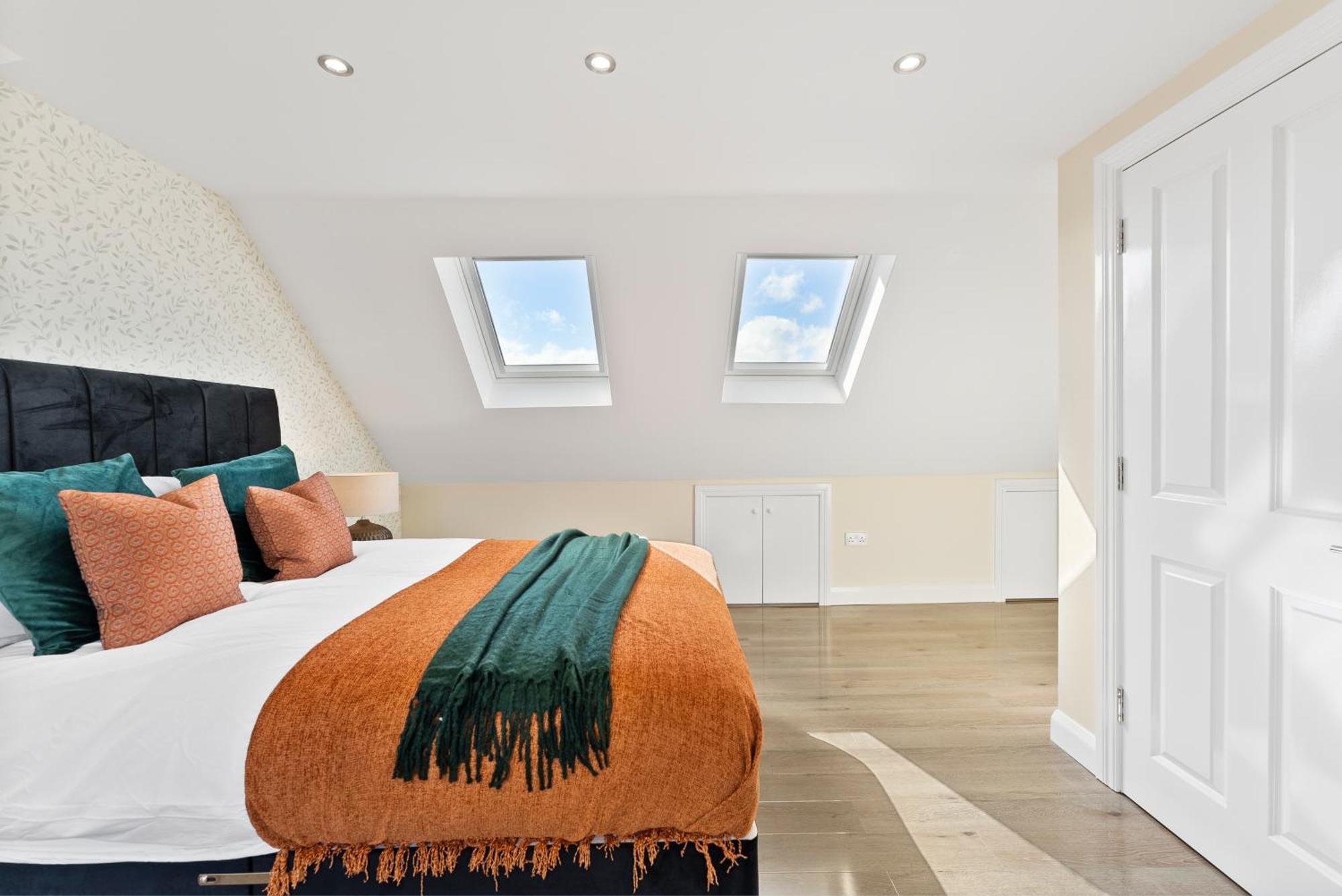 Stylish Wembley Gem - Parking -Sleeps 14 Лондон Экстерьер фото