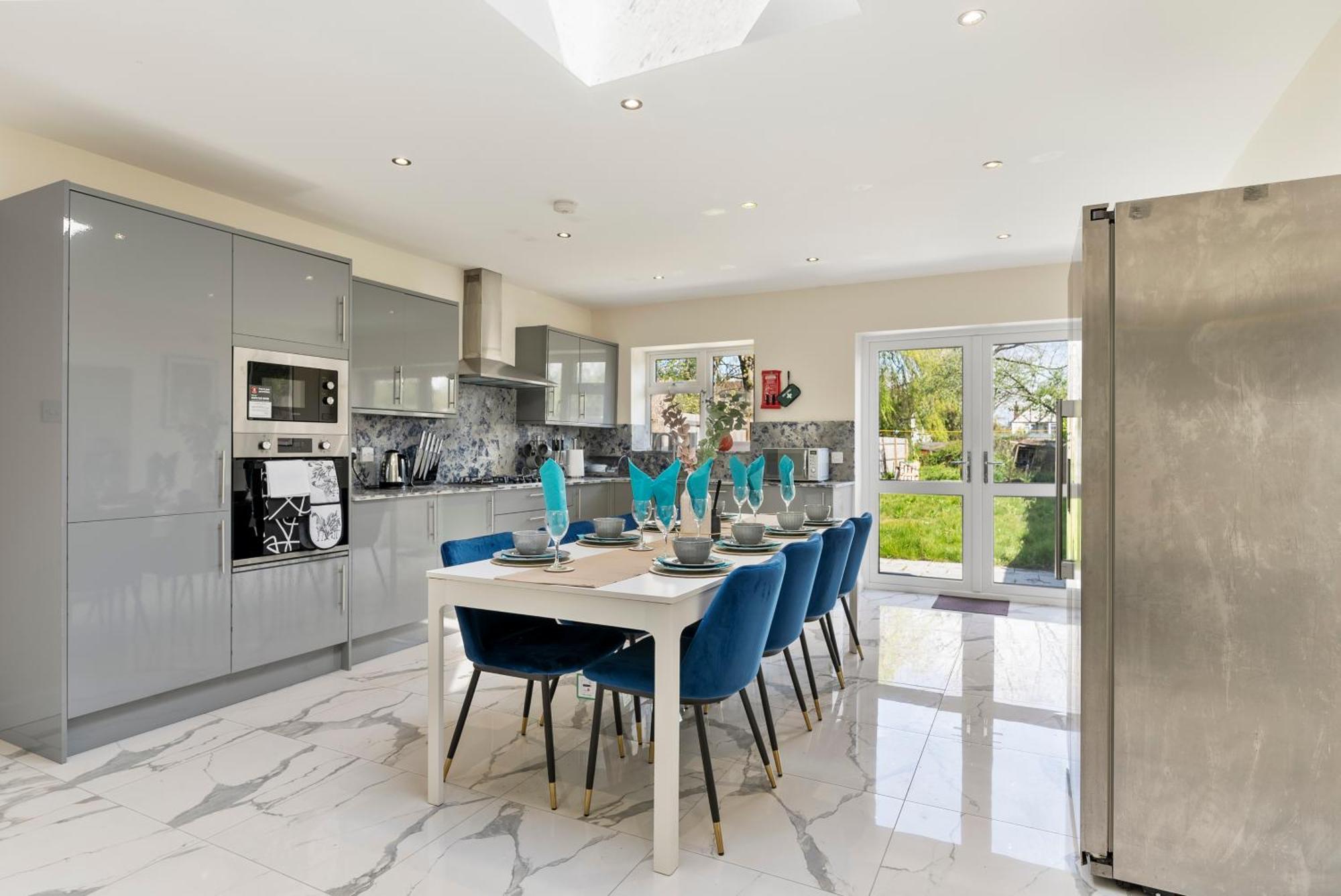 Stylish Wembley Gem - Parking -Sleeps 14 Лондон Экстерьер фото