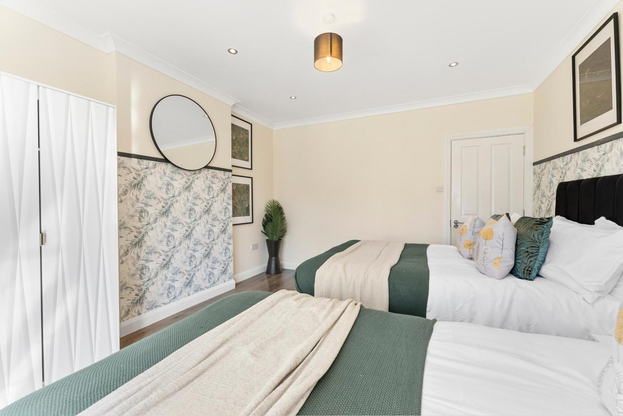 Stylish Wembley Gem - Parking -Sleeps 14 Лондон Экстерьер фото