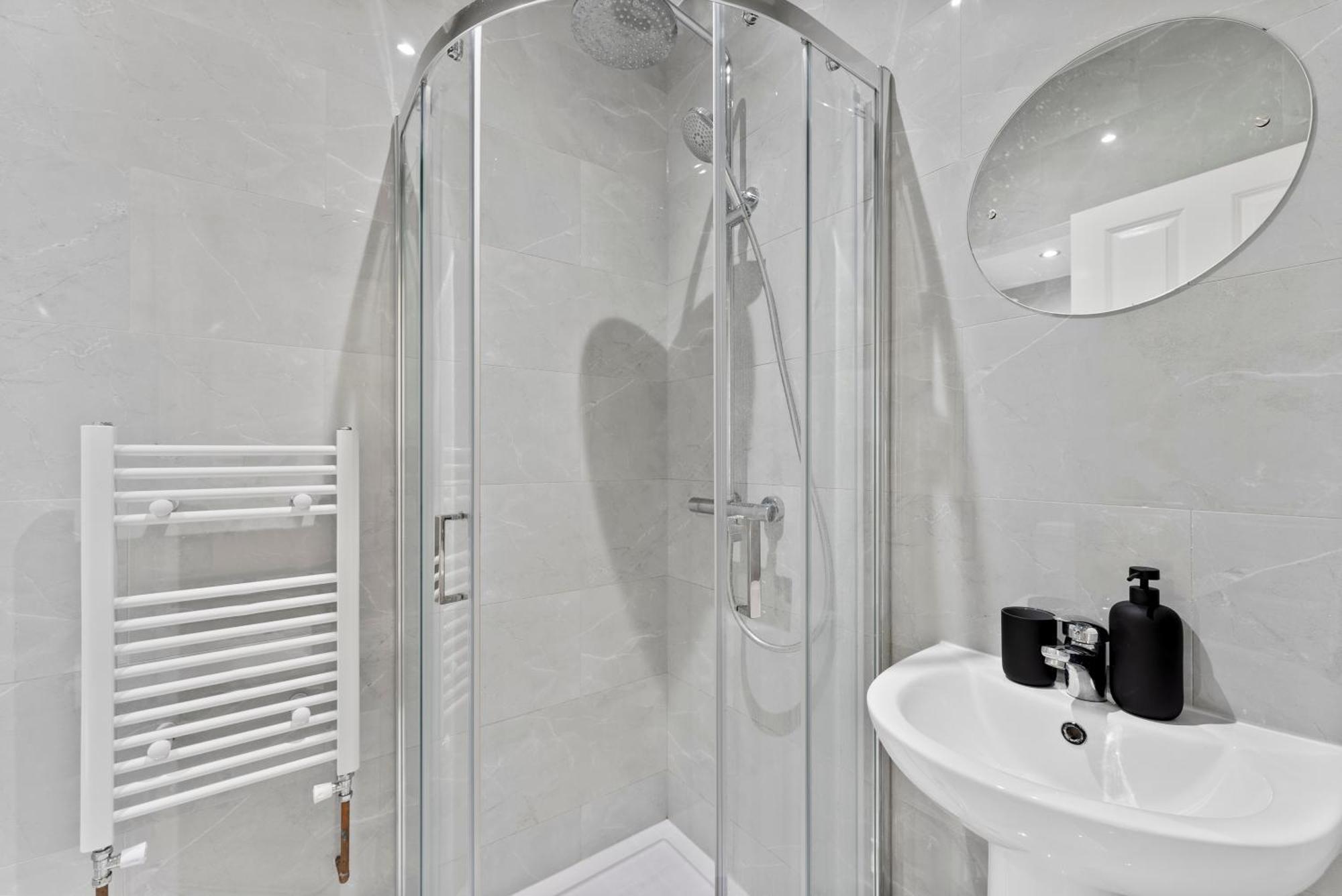 Stylish Wembley Gem - Parking -Sleeps 14 Лондон Экстерьер фото