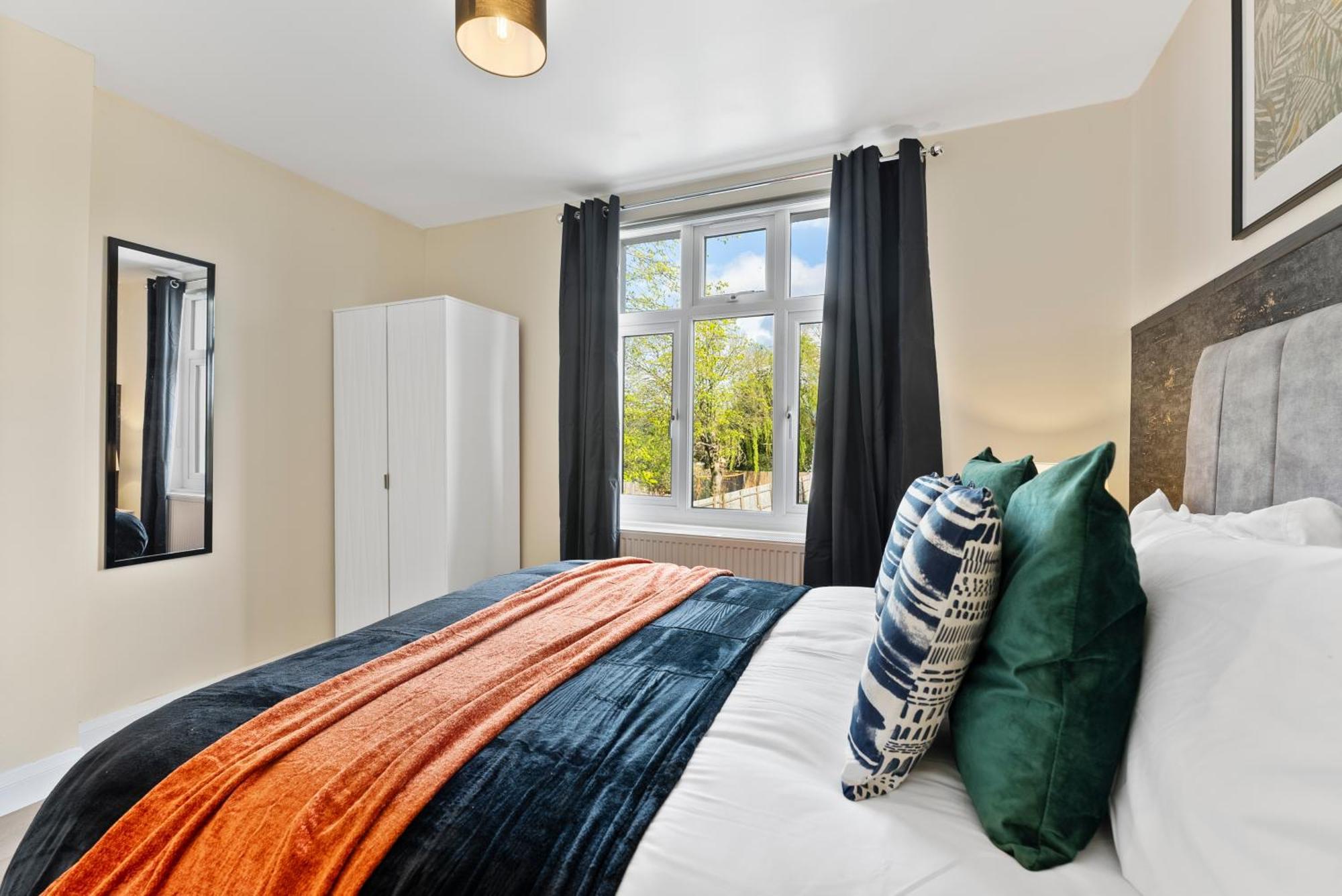 Stylish Wembley Gem - Parking -Sleeps 14 Лондон Экстерьер фото