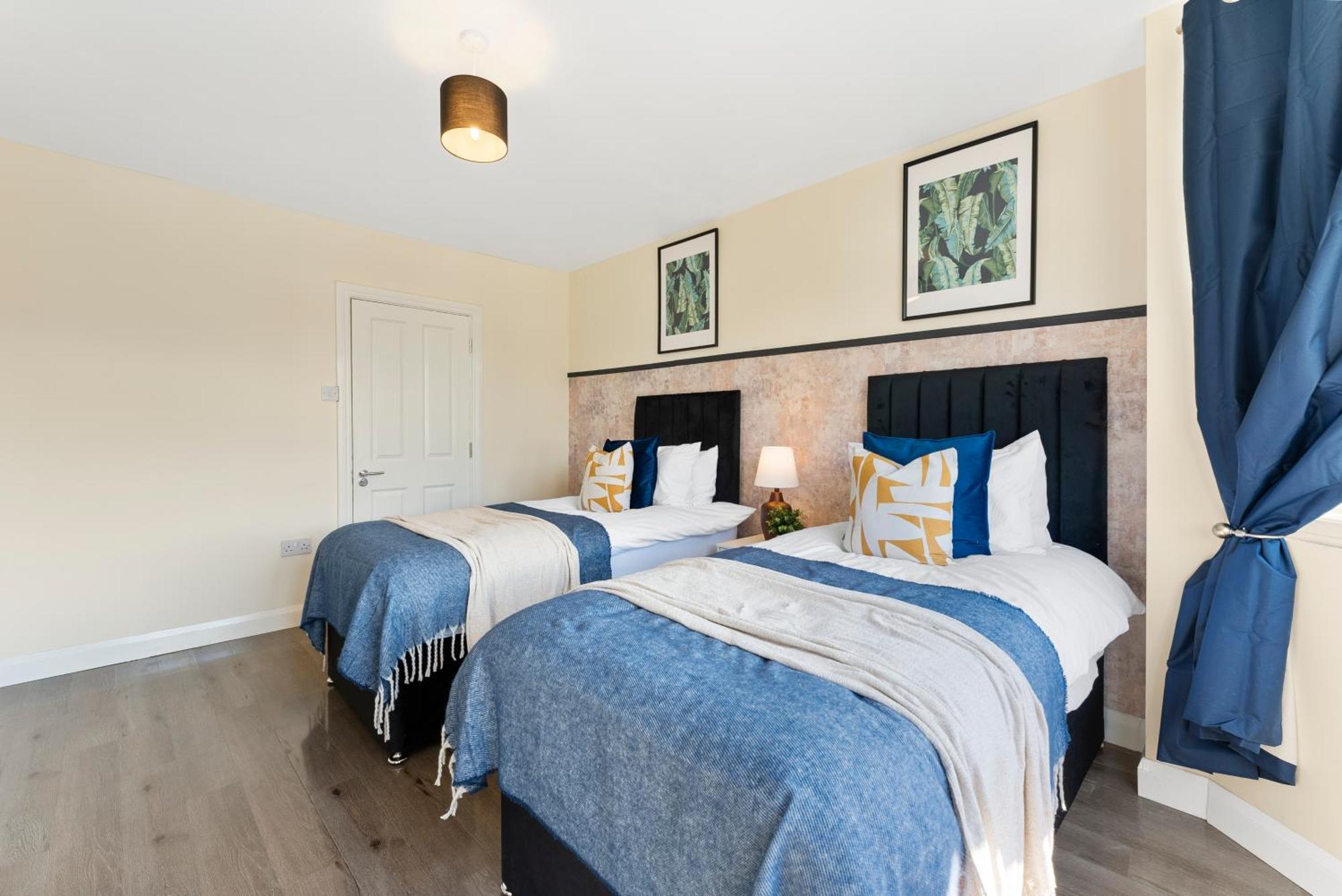 Stylish Wembley Gem - Parking -Sleeps 14 Лондон Экстерьер фото