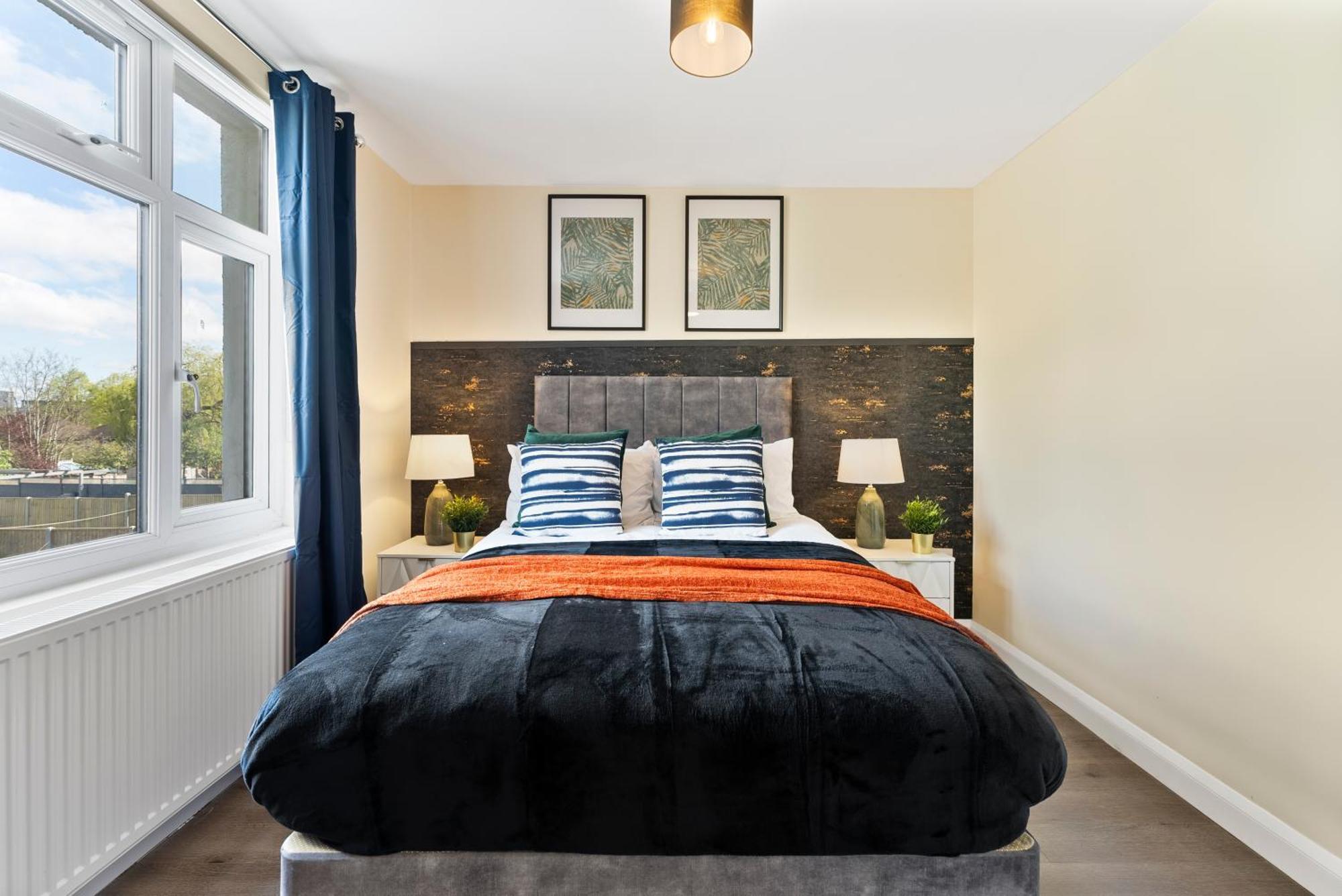 Stylish Wembley Gem - Parking -Sleeps 14 Лондон Экстерьер фото
