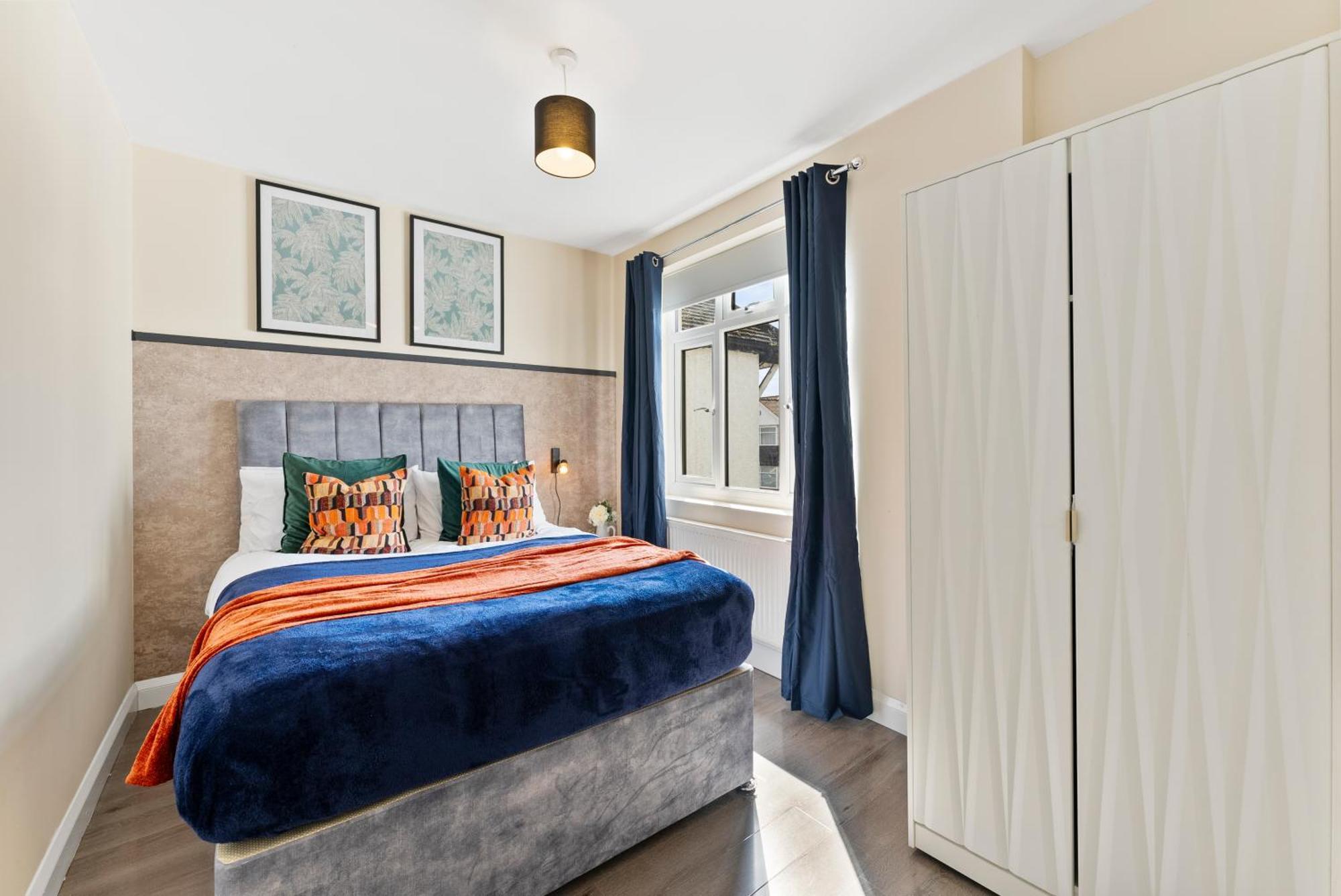 Stylish Wembley Gem - Parking -Sleeps 14 Лондон Экстерьер фото
