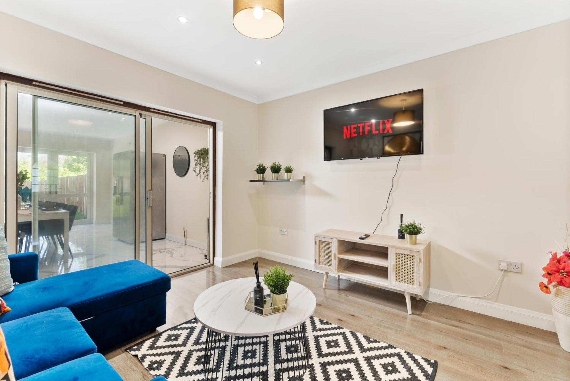 Stylish Wembley Gem - Parking -Sleeps 14 Лондон Экстерьер фото