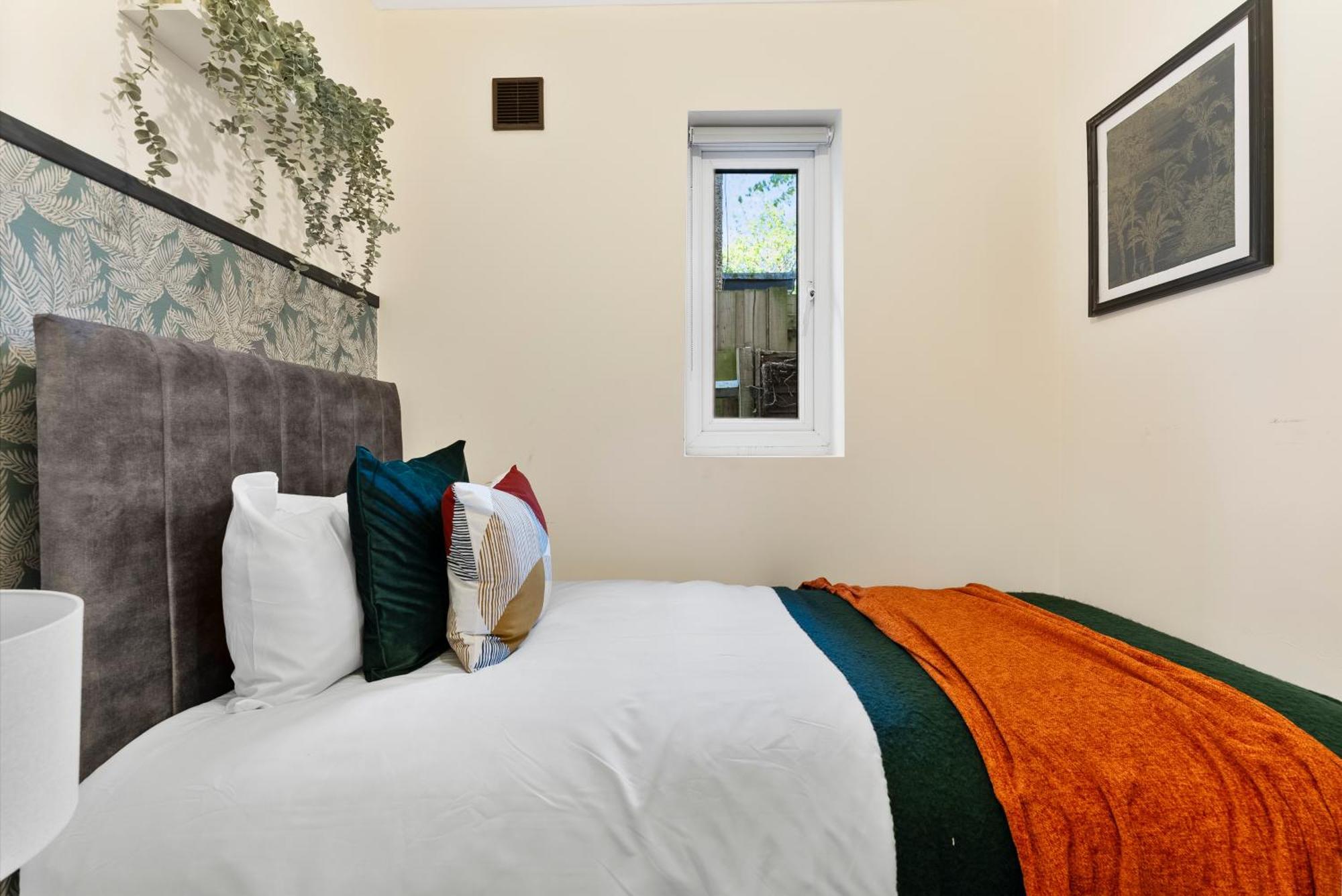 Stylish Wembley Gem - Parking -Sleeps 14 Лондон Экстерьер фото