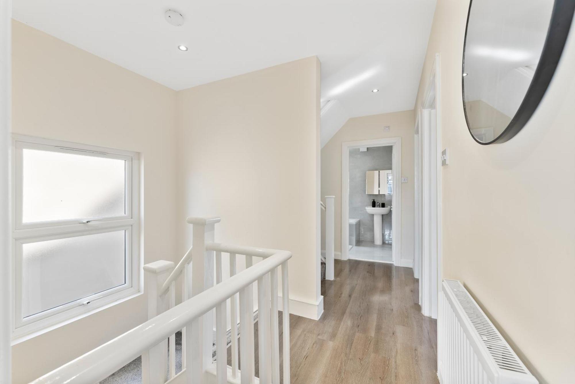 Stylish Wembley Gem - Parking -Sleeps 14 Лондон Экстерьер фото