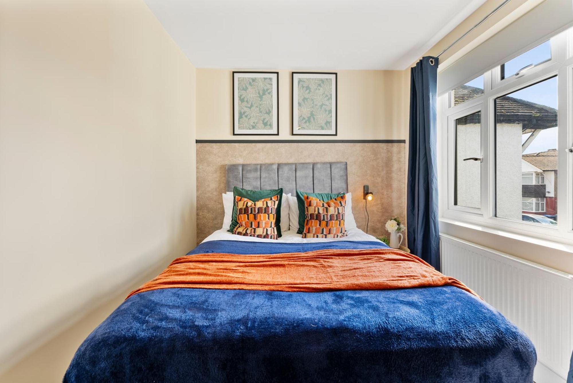 Stylish Wembley Gem - Parking -Sleeps 14 Лондон Экстерьер фото