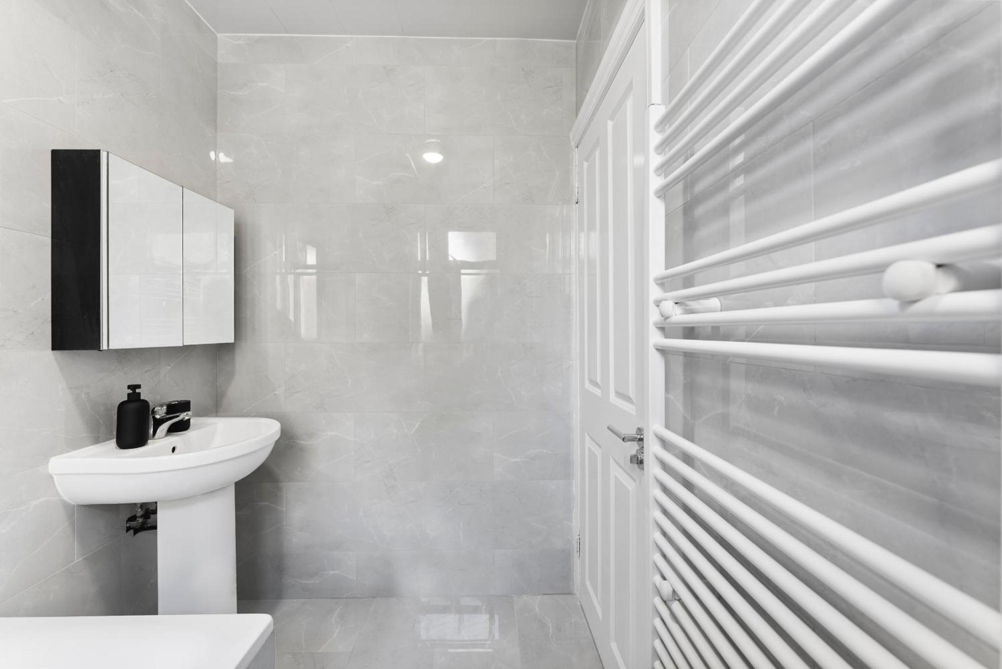 Stylish Wembley Gem - Parking -Sleeps 14 Лондон Экстерьер фото