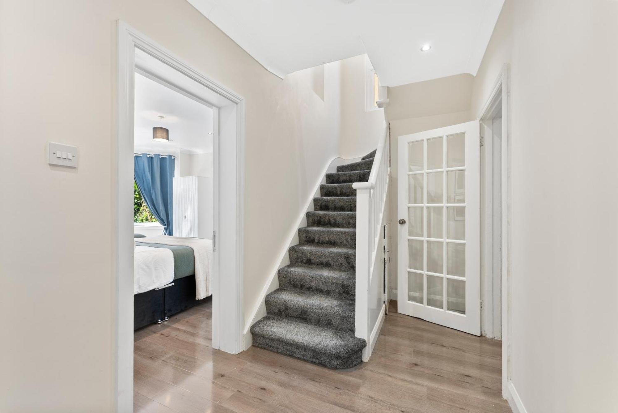 Stylish Wembley Gem - Parking -Sleeps 14 Лондон Экстерьер фото