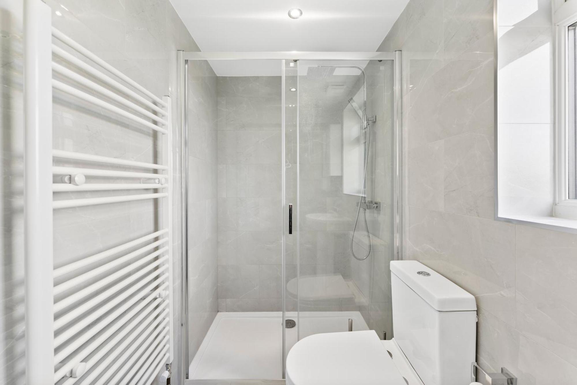 Stylish Wembley Gem - Parking -Sleeps 14 Лондон Экстерьер фото