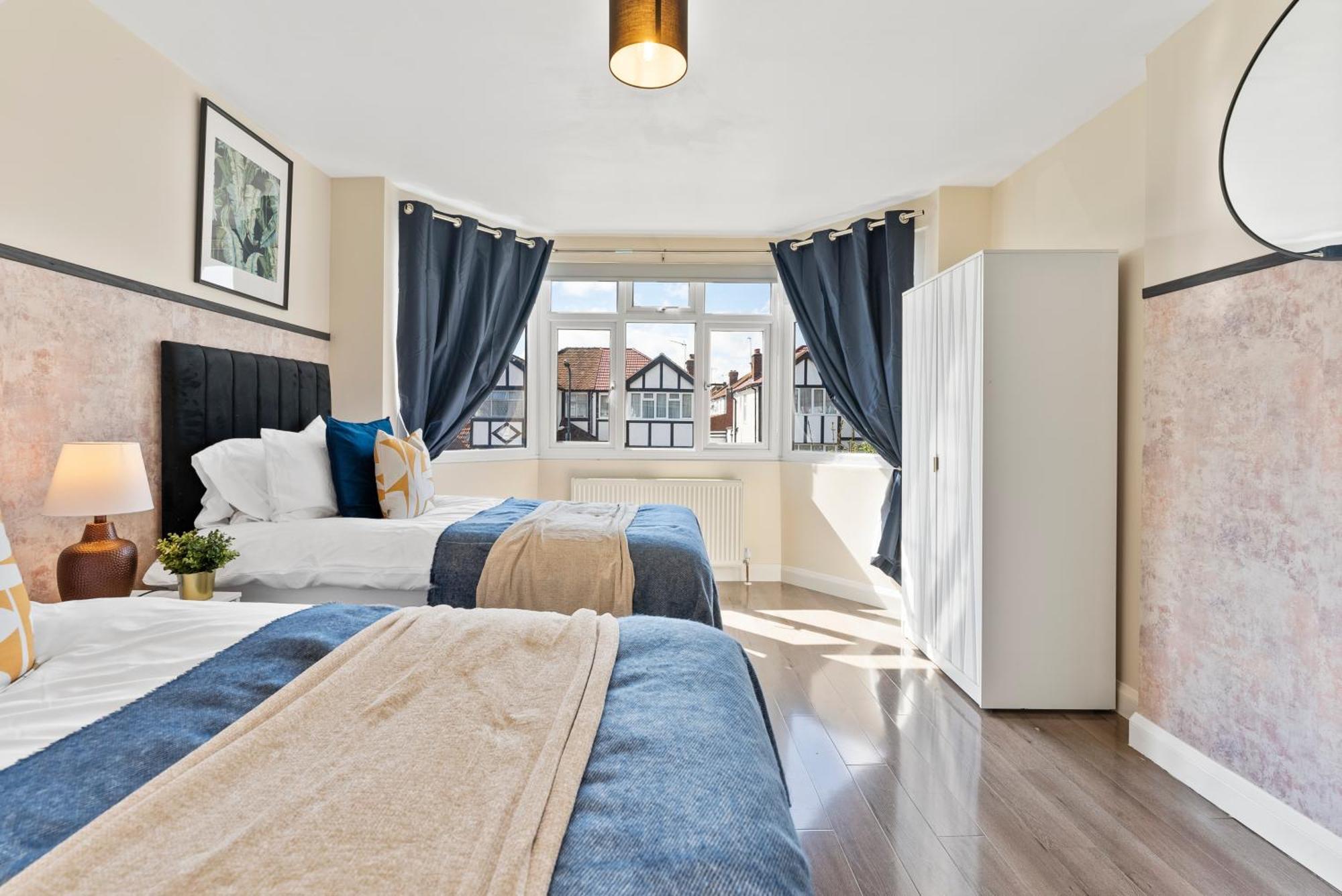 Stylish Wembley Gem - Parking -Sleeps 14 Лондон Экстерьер фото