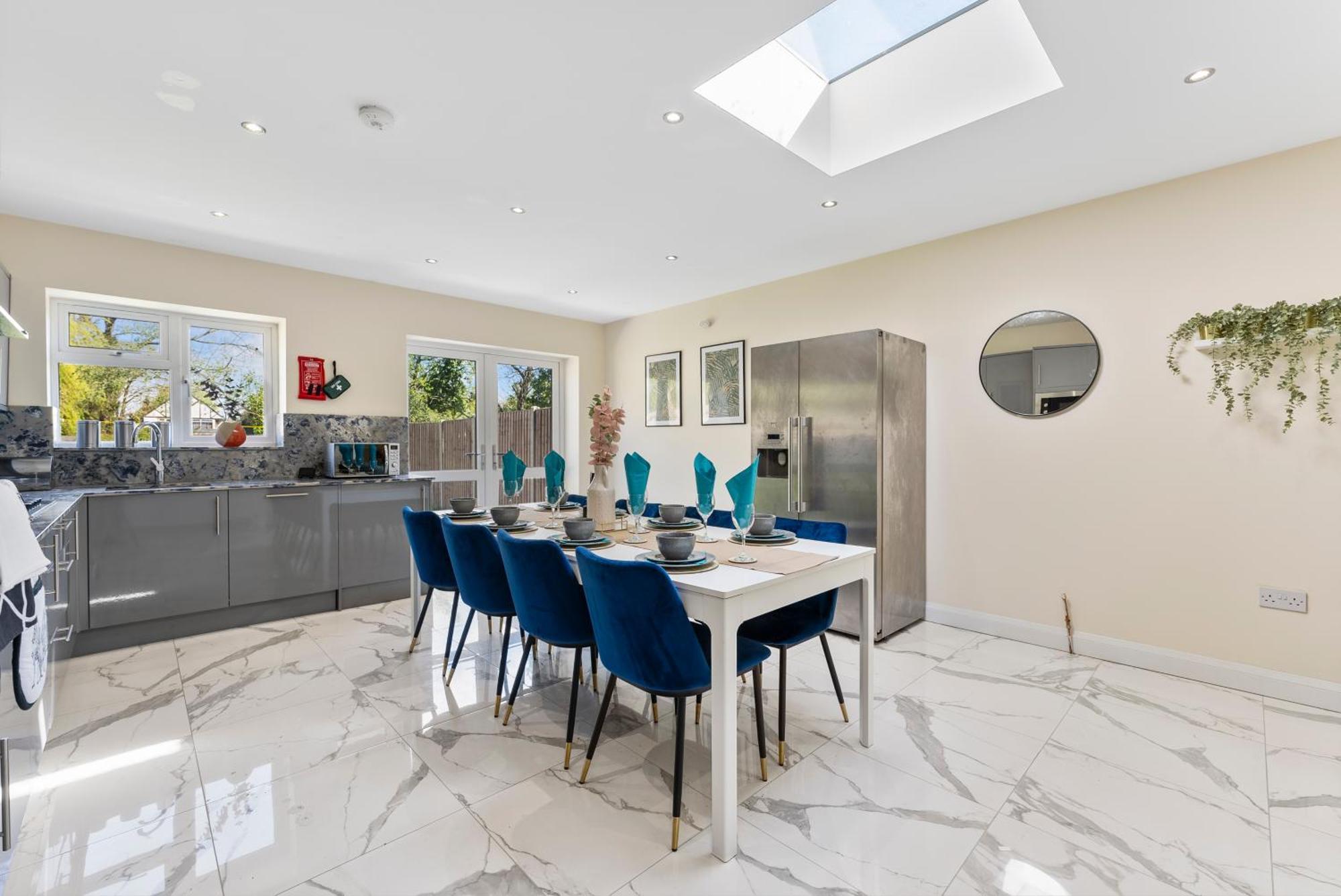Stylish Wembley Gem - Parking -Sleeps 14 Лондон Экстерьер фото
