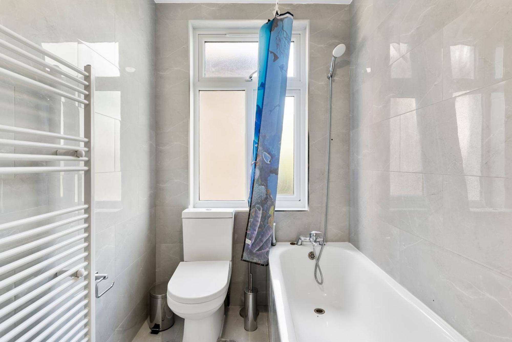 Stylish Wembley Gem - Parking -Sleeps 14 Лондон Экстерьер фото