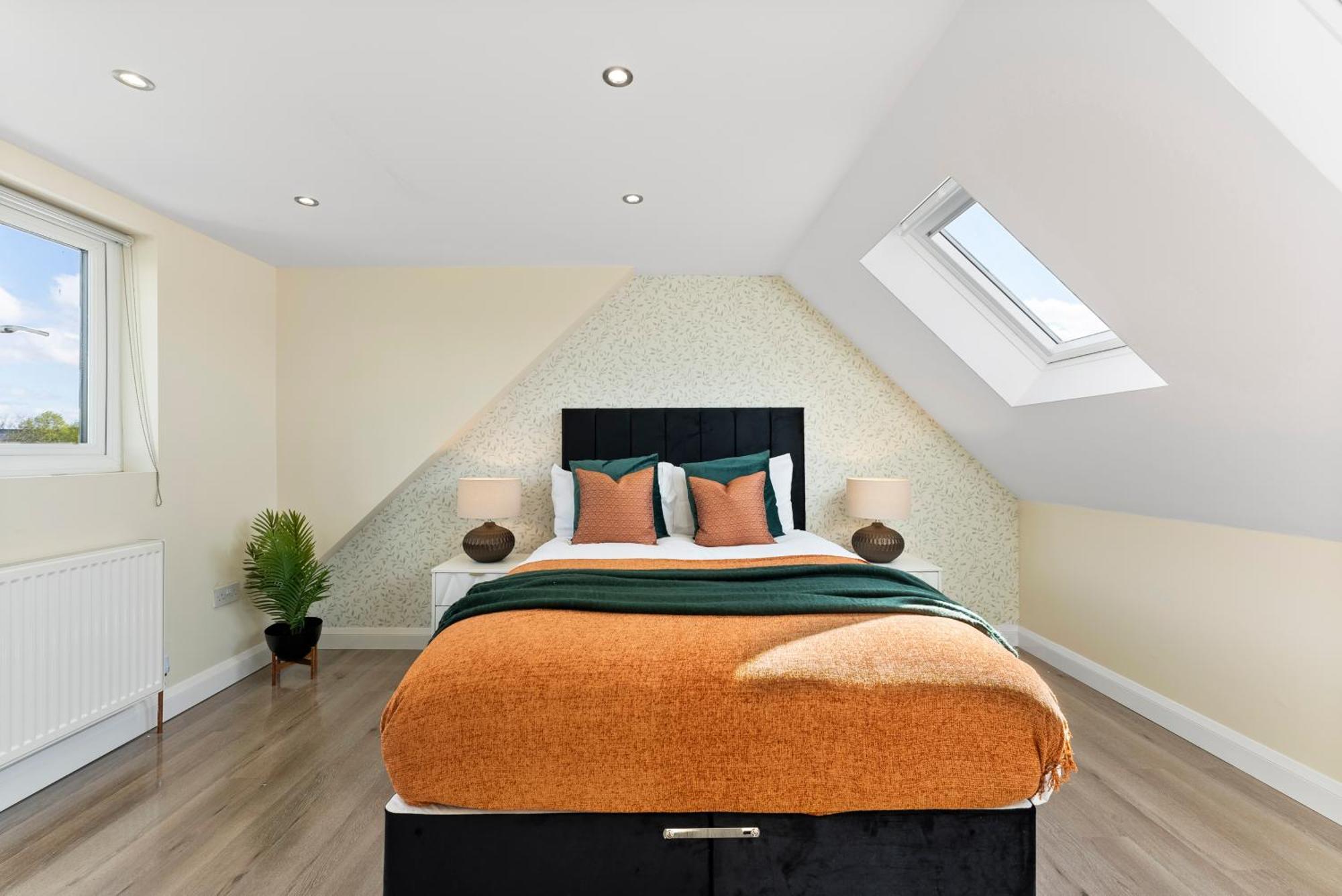 Stylish Wembley Gem - Parking -Sleeps 14 Лондон Экстерьер фото