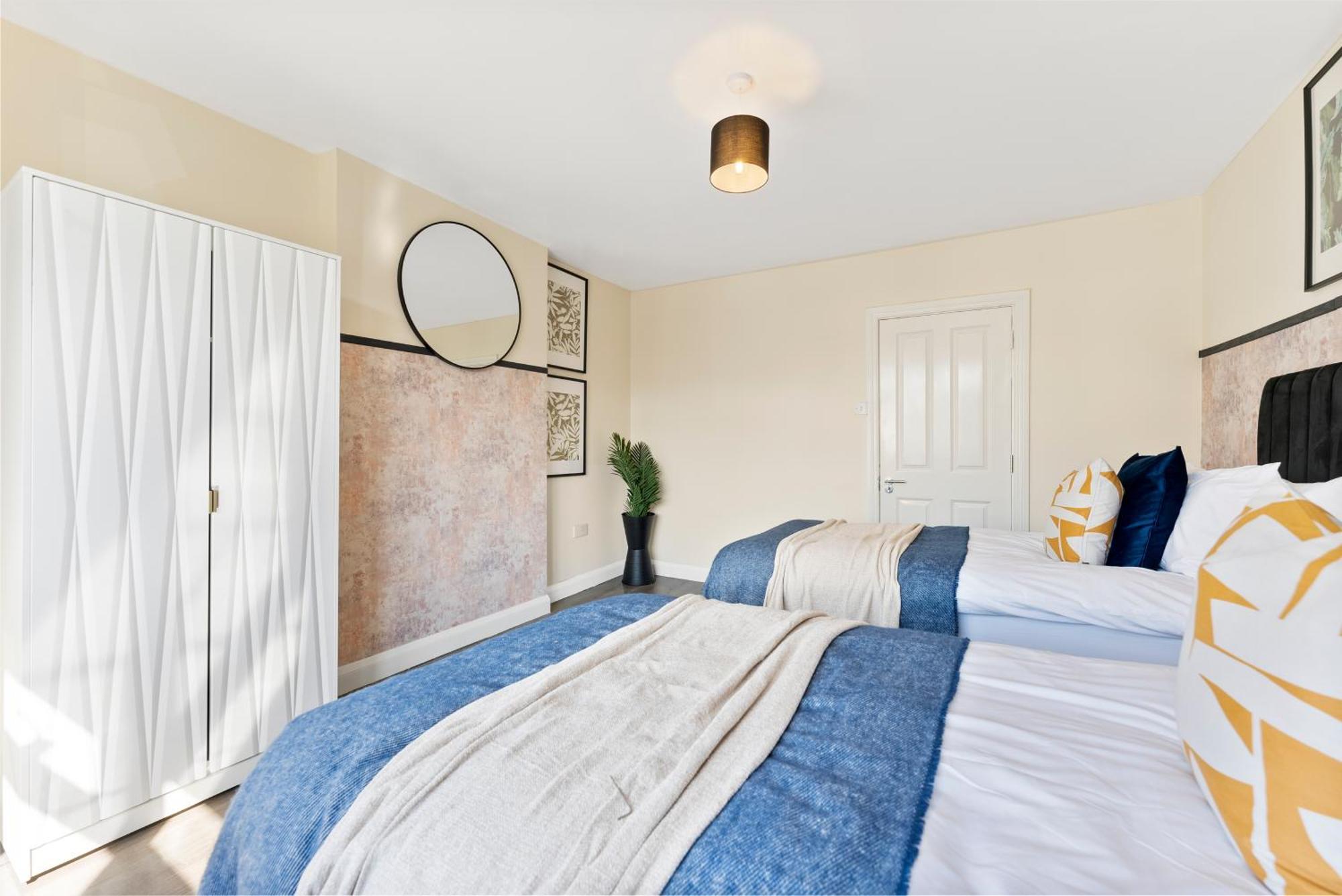 Stylish Wembley Gem - Parking -Sleeps 14 Лондон Экстерьер фото