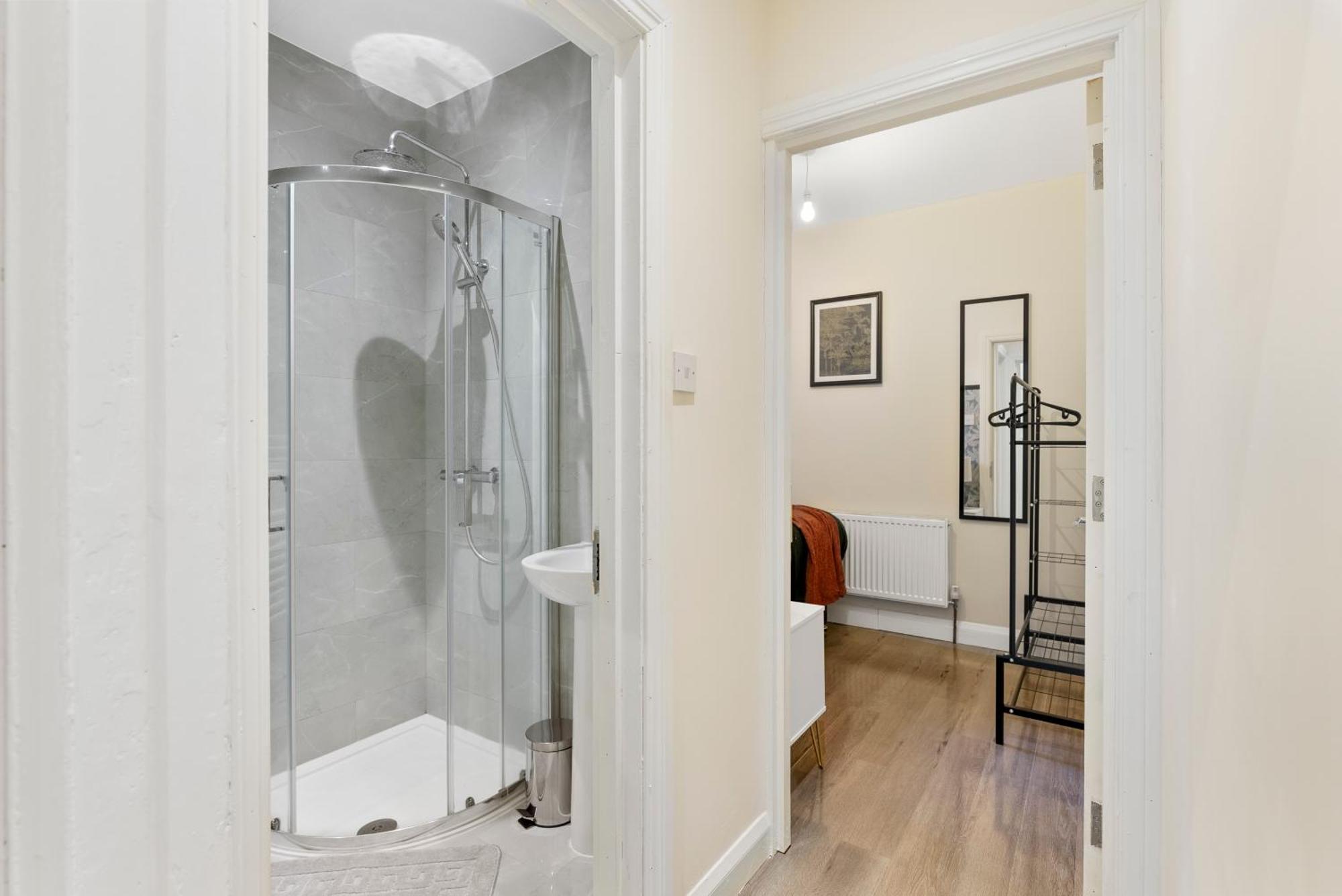 Stylish Wembley Gem - Parking -Sleeps 14 Лондон Экстерьер фото
