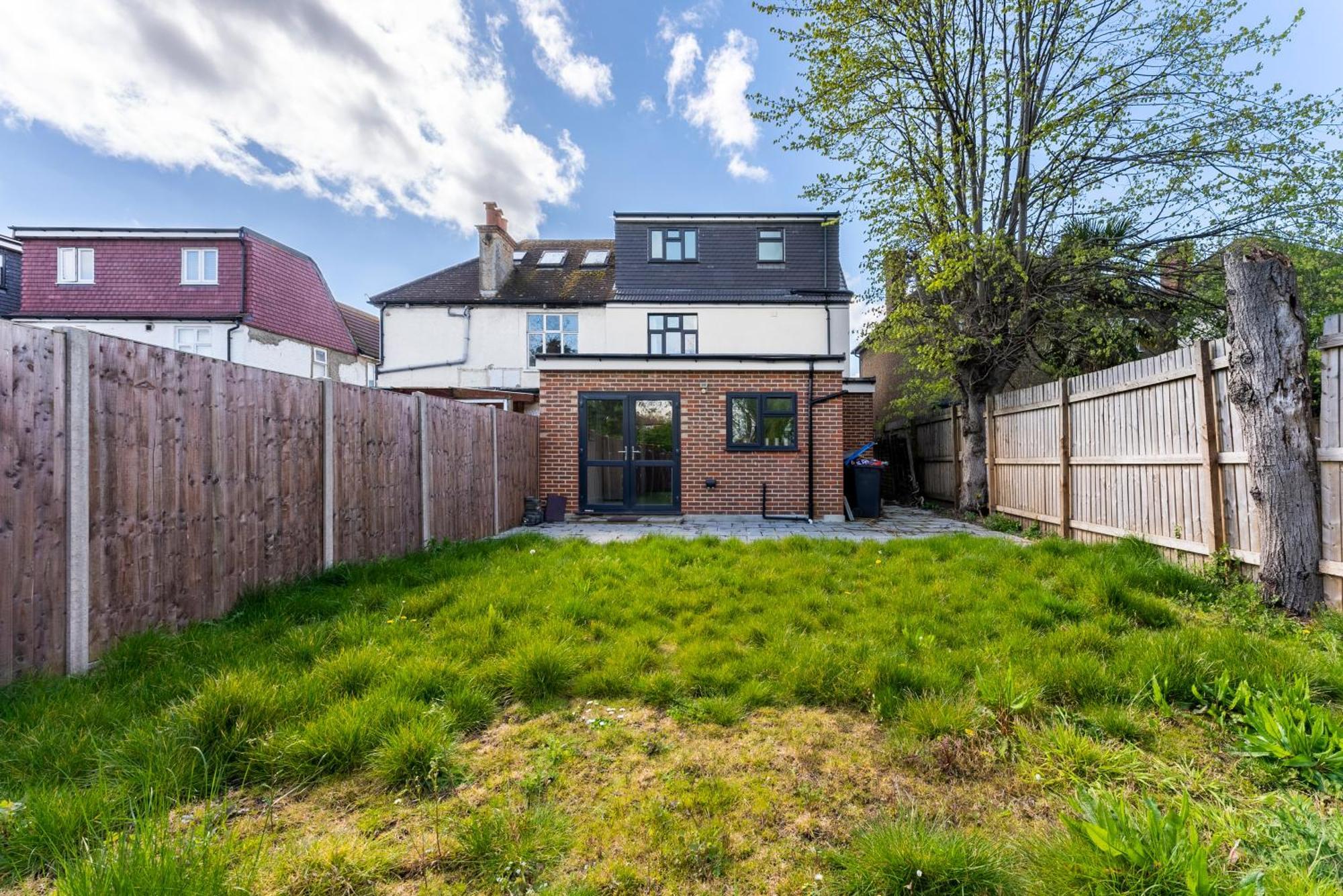 Stylish Wembley Gem - Parking -Sleeps 14 Лондон Экстерьер фото