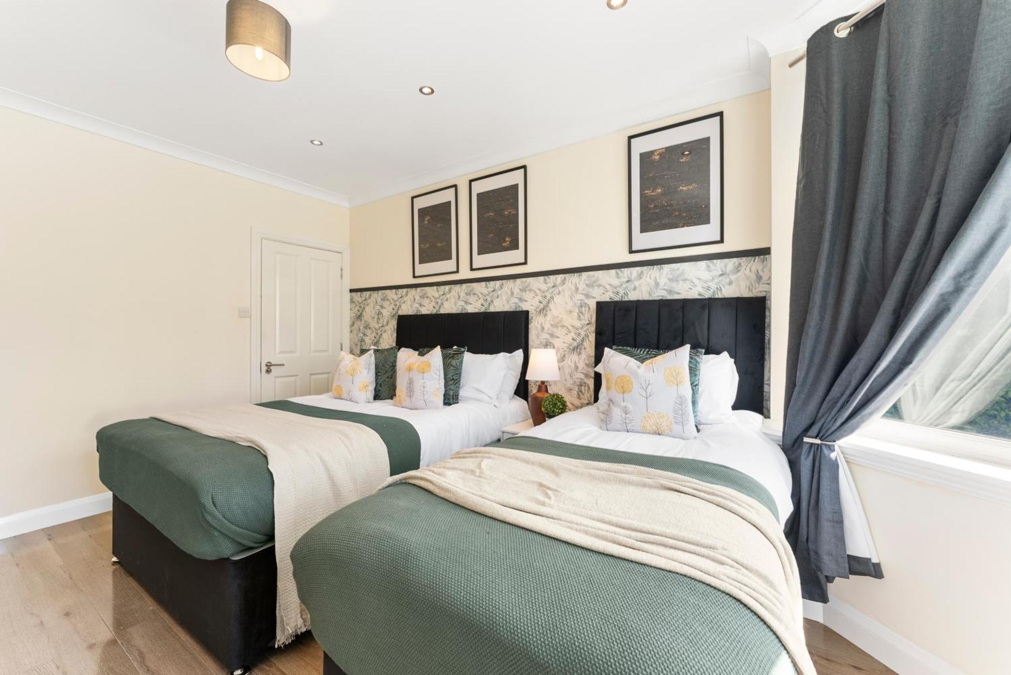 Stylish Wembley Gem - Parking -Sleeps 14 Лондон Экстерьер фото