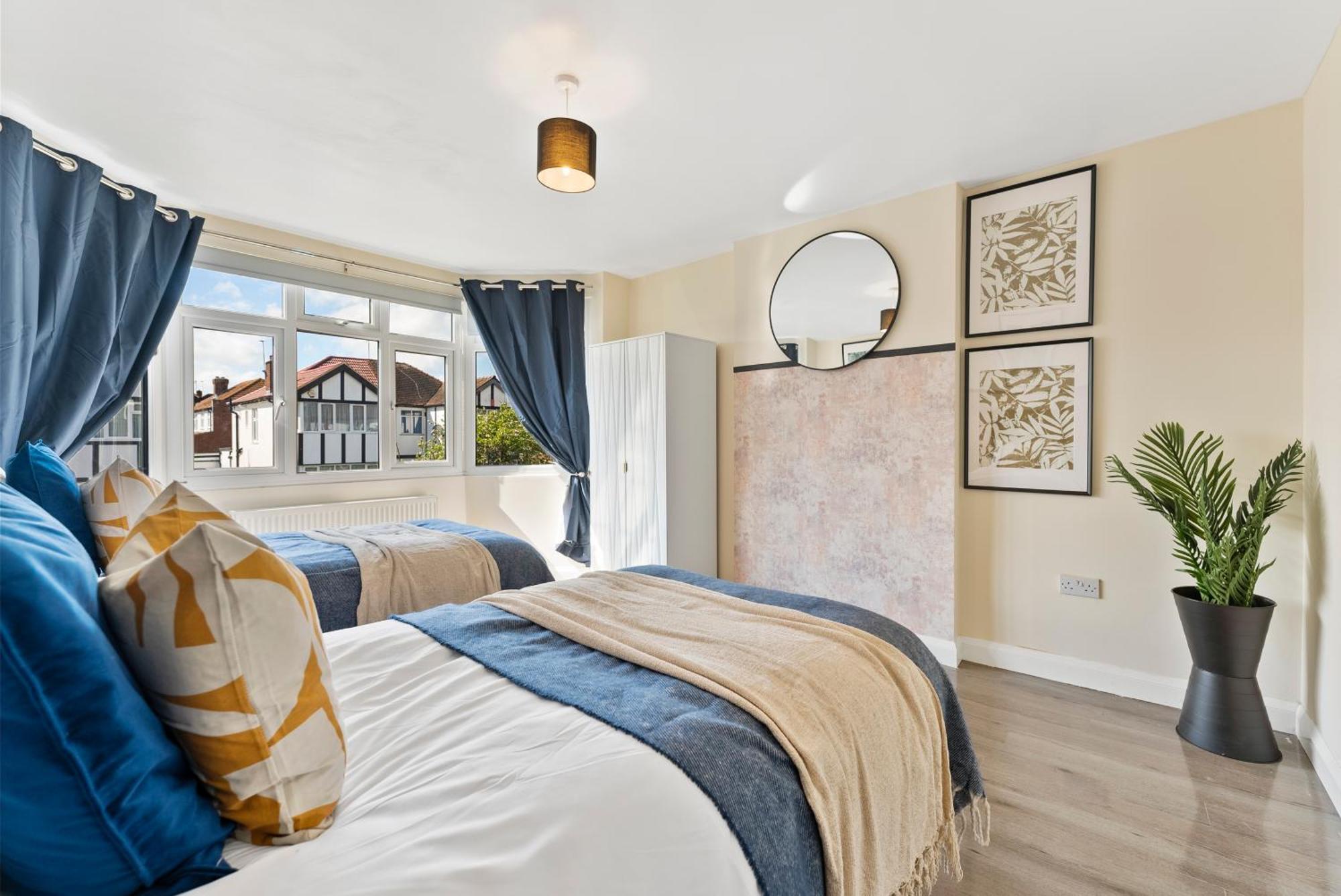 Stylish Wembley Gem - Parking -Sleeps 14 Лондон Экстерьер фото