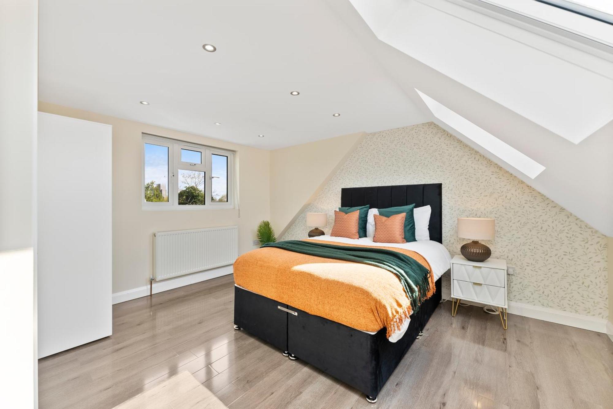Stylish Wembley Gem - Parking -Sleeps 14 Лондон Экстерьер фото