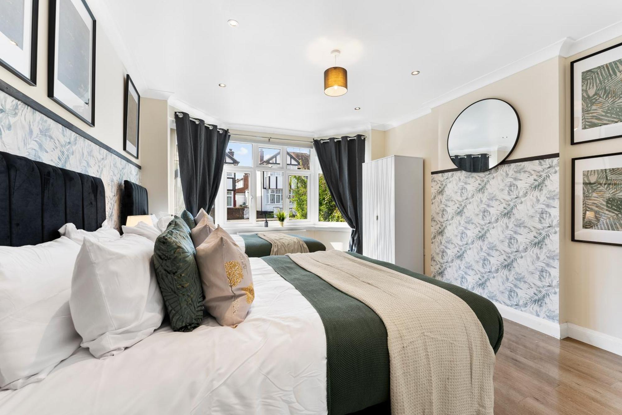 Stylish Wembley Gem - Parking -Sleeps 14 Лондон Экстерьер фото