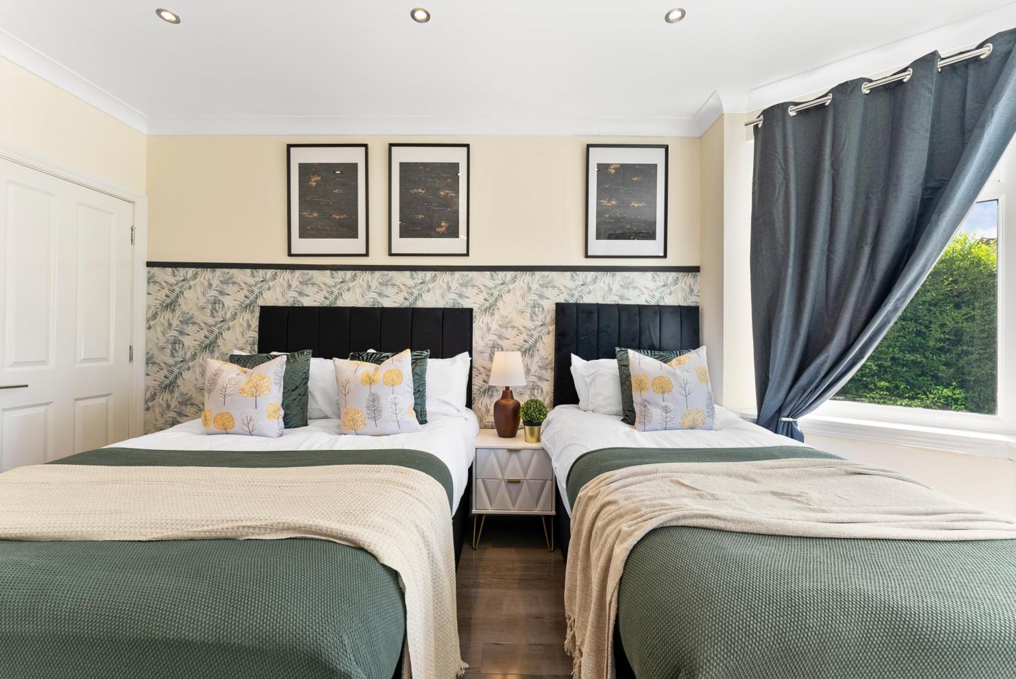 Stylish Wembley Gem - Parking -Sleeps 14 Лондон Экстерьер фото