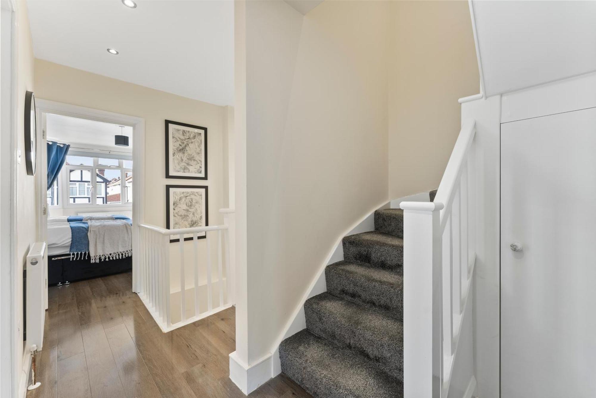 Stylish Wembley Gem - Parking -Sleeps 14 Лондон Экстерьер фото