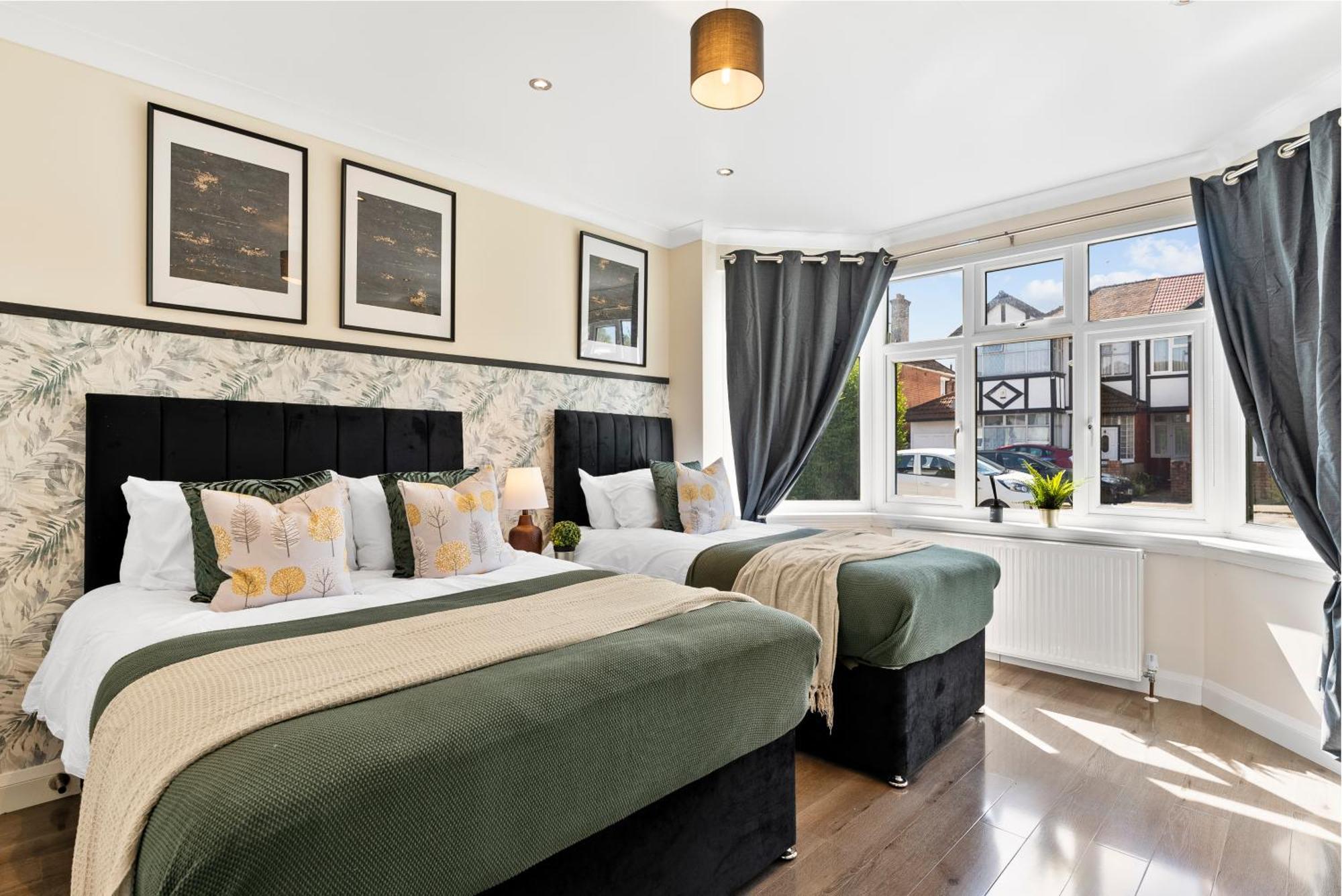 Stylish Wembley Gem - Parking -Sleeps 14 Лондон Экстерьер фото