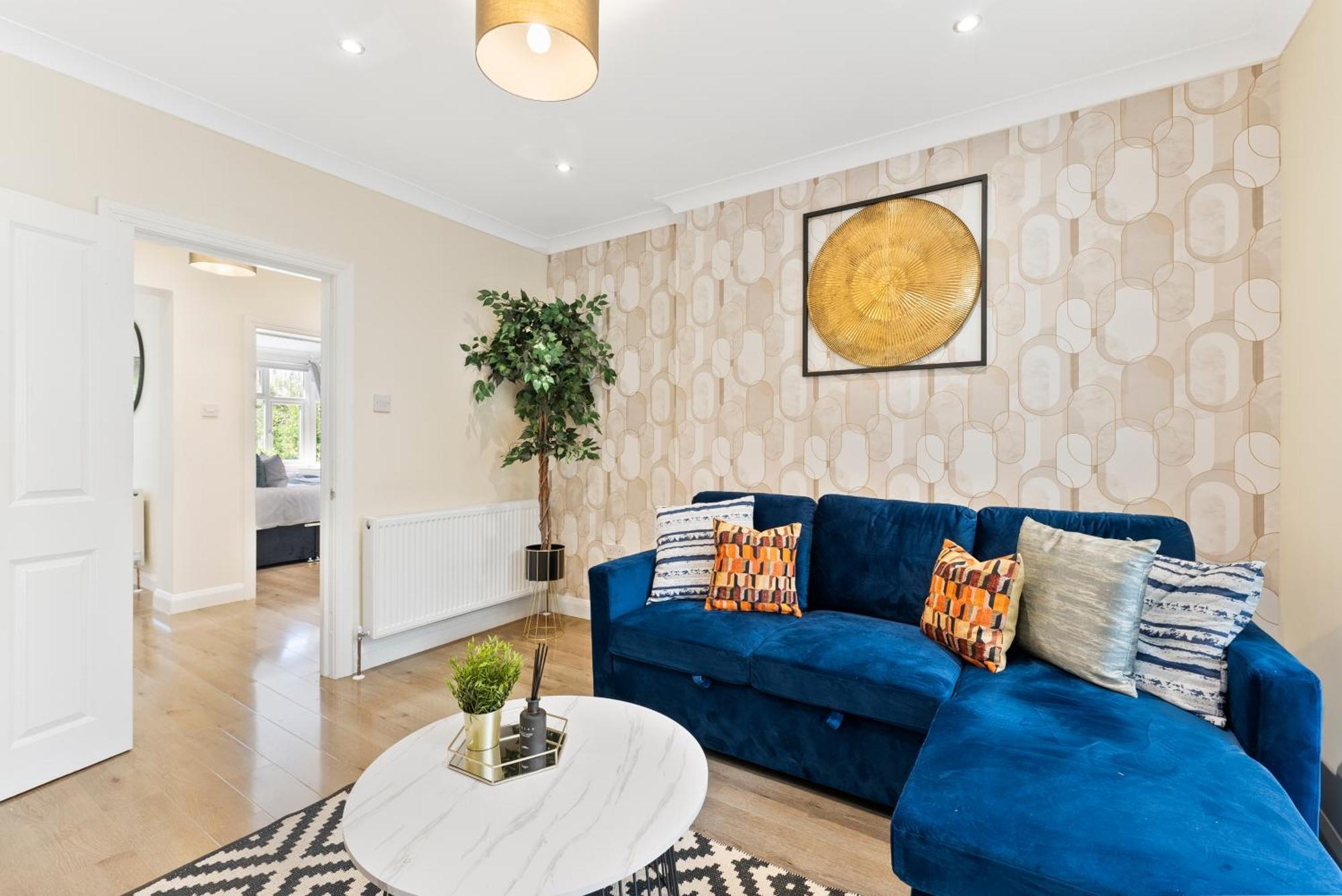Stylish Wembley Gem - Parking -Sleeps 14 Лондон Экстерьер фото
